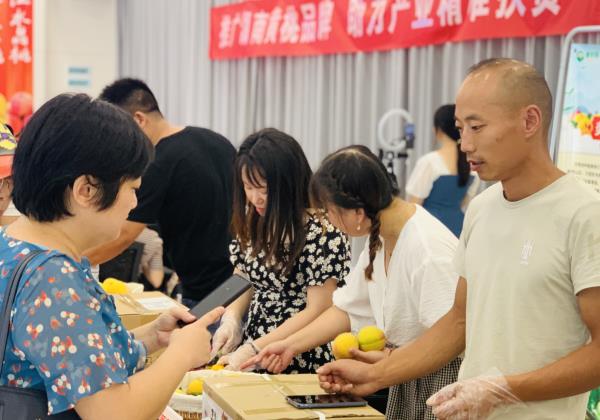 7天銷(xiāo)售20000斤,，惠農(nóng)網(wǎng)打造新寧黃桃供應(yīng)鏈標(biāo)準(zhǔn)促上行