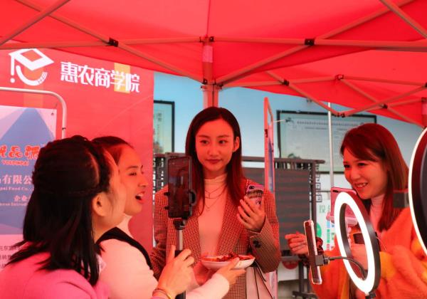長沙縣：?梨街道農(nóng)產(chǎn)電商直播特訓(xùn)營搭建全新教育平臺 助力鄉(xiāng)村振興
